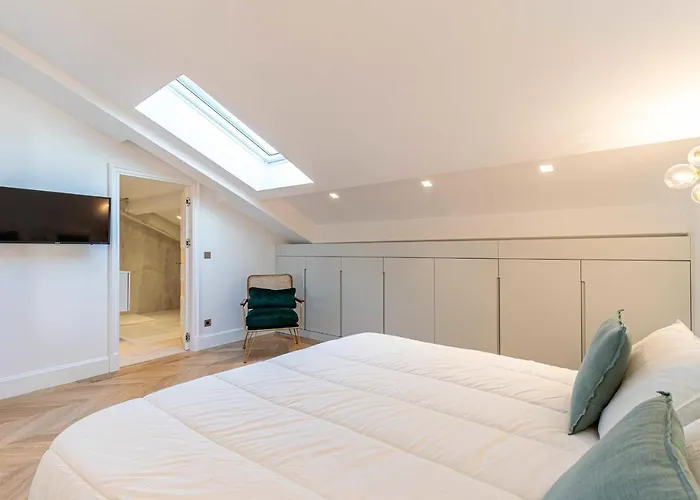 Sumptuous Renovated Penthouse - Gray D\'Albion-Croi